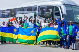 Abanayarwanda baba muri Sénégal basanganiye Amavubi ubwo yasesekaraga i Dakar[AMAFOTO]
