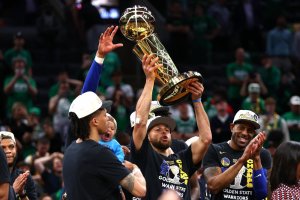 Perezida Kagame yashimiye Gorden State Warriors yegukanye NBA 2022