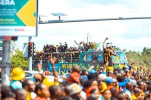Yanga Africans yakiriwe n'ibihumbi by'abafana bayo bishimiraga igikombe yatwaye