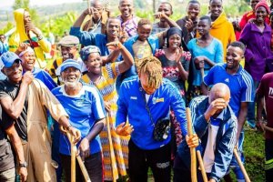 Nyanza Abaturage bishimiye gukorana umuganda n'abakinnyi ba Rayon Sports [AMAFOTO]