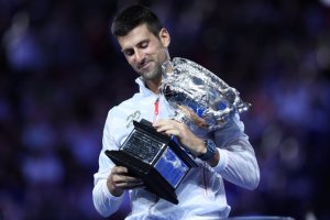 Novak Djokovic yegukanye Australian Open anganya agahigo na Nadal muri Tennis