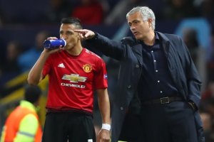 Alexis Sanchez yahishuye ikintu gitangaje Jose Mourinho yamushukishije kigatuma yerekeza muri Man United