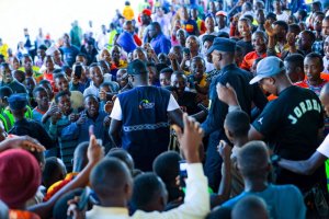 Rugangura Axel yitabaje polisi kubera ibyo yakorewe n'abafana