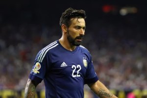 Lavezzi wamenyekanye muri PSG biravugwa ko yatewe icyuma mu nda