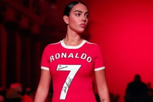 Umukunzi wa Cristiano Ronaldo yaciye ibintu kubera ikanzu yaserukanye i Paris [AMAFOTO] 