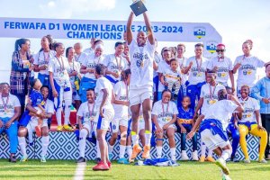 Rayon Sports WFC yashyikirijwe igikombe cya shampiyona y'icyiciro cya mbere-AMAFOTO