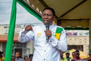 Dr Habineza Frank yahaye isezerano rikomeye abakozi bo mu rugo n'abafundi nibamutora