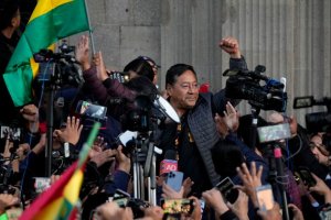 Bolivia: Abaturage bitambitse abasirikare bashakaga guhirika ubutegetsi