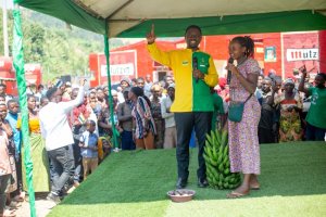 Rutsiro: Abaturage bashimye gahunda ya Dr Frank Habineza umwe amuha impano [AMAFOTO]