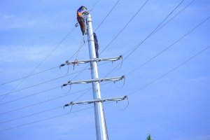 Rusizi: Abaturage barishima kuva mu mwijima kubera REG yabagejejeho umuriro w'amashanyarazi. 