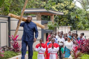 Burundi: Perezida Ndayishimiye yagaragaye ahetse umusaraba