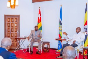 Perezida Gnassingbé yaganiriye na Museveni ku mutekano w'akarere