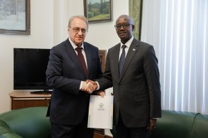 Gen Maj Nzabamwita yatanze kopi y'impapuro zimwemerera guhagararira u Rwanda mu Burusiya