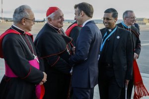 Macron yashinjwe kwivanga mu itorwa rya Papa mushya