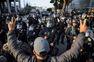 Los Angeles: Abasirikare boherejwe na Trump guhangana n'abigaragambya barenze 4000