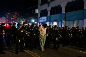 Los Angeles yakumiriye abantu kugenda nijoro kubera imyigaragambyo