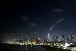 Iran yarashe ibisasu byinshi muri Israel