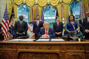 Perezida Trump yakiriye Nduhungirehe na Kayikwamba nyuma yo gusinya amasezarano y'amahoro