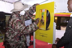 Perezida Museveni yijeje abahanzi Miliyari 12 Frw nyuma y'amatora