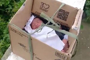 Philippines: Umwana ukivuka yasanzwe mu ikarito ku muhanda