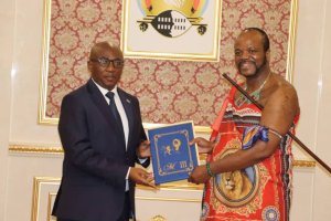 Amb Col (Rtd) Ndamage yashyikirije Umwami wa Eswatini impapuro zimwemerera guhagararira u Rwanda