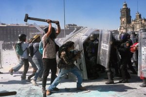 Mexique: Abapolisi 100 bakomerekeye mu myigaragambyo y'urubyiruko