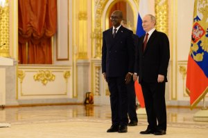 Amb Gen Maj Nzabamwita yashyikirije Perezida Putin impapuro zimwemerera guhagararira u Rwanda mu Burusiya