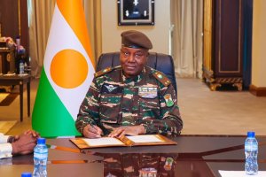Mu mvugo nyandagazi, Perezida wa Niger yibasiye Macron, Talon na Ouattara