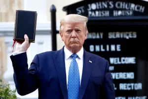 Trump agiye gusomera Bibiliya Abanyamerika