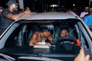 Ashton Hall yatunguye Kagarara amuha imodoka y'akataraboneka na miliyoni zirenge 7 Frw