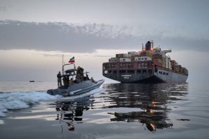 Iran yikomanze ku gatuza nyuma y'uko Amerika ihagaritse kuyirasaho ishimangira ko ikigenzura Hormuz