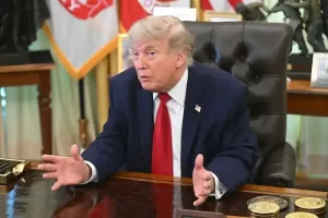 Umugambi wa Trump wo kwima ubwenegihugu abana b'abimukira bavukiye muri Amerika wanenzwe n'Urukiko rw'Ikirenga.