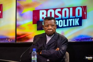 Lambert Mende yokejwe igitutu nyuma yo kuvuga ko yigeze kuyobywa na Joseph Kabila wari Perezida