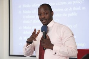 Dr.Christopher Kayumba uri kwiyicisha inzara aho afungiye yabajijwe n'ubushinjacyaha