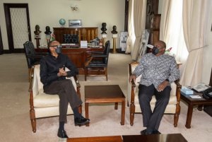 Perezida Kagame yahuye na mugenzi we Uhuru Kenyatta i Nairobi mu rugendo rw'isaha imwe