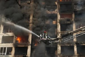 Hatewe igisasu ku nyubako y'amagorofa 16 yo mu mujyi wa Kyiv