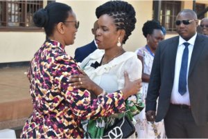 Update:Madamu Wa Perezida W'Uburundi Yaje Mu Rwanda Aciye Iy'Ubutaka