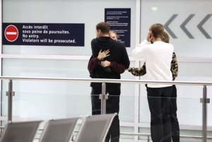 Abafaransa ba Mbere bahungishijwe bavuye muri Nijeri bamaze kugeze i Paris