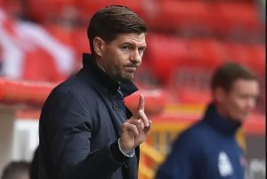 Steven Gerrard yahaye ubutumwa bukomeye Klopp na Guardiola
