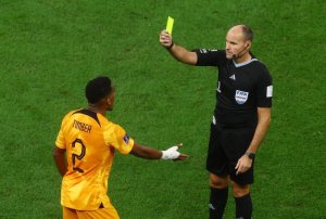 Umusifuzi wateranye amagambo na Lionel Messi yirukanwe mu gikombe cy'isi
