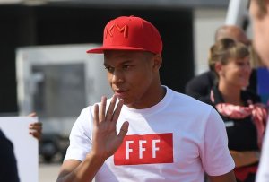 Umubyeyi wa Kylian Mbappe yateye benshi urujijo kubera ibyo yatangaje ku hazaza h'uyu rutahizamu