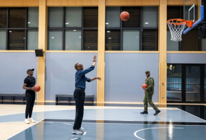 Perezida Kagame na Gen. Muhoozi bakinnye Basketball nyuma y'ibiganiro ku mubano w'ibihugu byombi