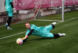 Ibyo umunyezamu Manuel Neuer yakoreye umushoferi wamutwaye n'agahomamunwa