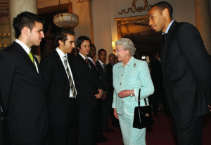 Hamenyekanye agashya umukinnyi wa Arsenal yakoze basuye umwamikazi Elizabeth II