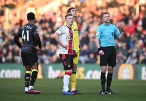 Akadege katagira umupilote kahagaritse umukino wa Premier League