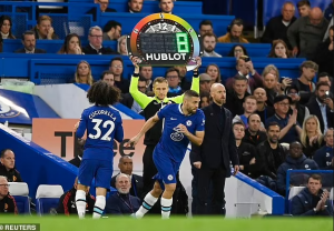 Umukinnyi wa Chelsea yahaye imyenda yose abafana asigara yambaye akenda k'imbere gusa