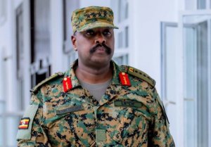Gen. Muhoozi yemerewe gufunga uwo ari we wese muri Uganda uretse Se na Nyina gusa
