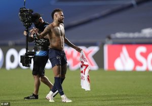 Neymar Jr ashobora kudakina umukino wa nyuma wa Champions League kubera ikosa rikomeye yakoze