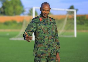 "Ndashaka kubabona mubyina intsinzi n'ingabo zishimye"-Lt Gen MK Mubarakh abwira abakinnyi ba APR FC