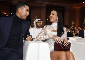 Ikanzu ngufi umukunzi wa CR7 yambaye mu birori bya Globe Soccer Awards yaciye ibintu [AMAFOTO]